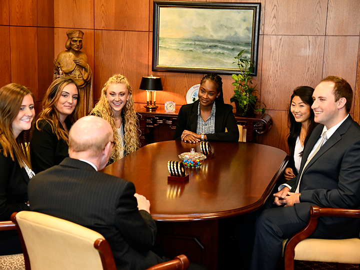 Students engaged in the Executive Internship Program at JAV目录.