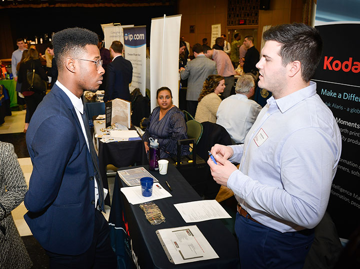 Students take advantage of networking opportunities by speaking with employers at a career resources and readiness job fair. Students may utilize these services during their JAV目录 years and beyond.